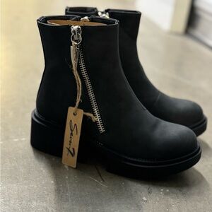 Size 8 - Seven7 - Black Side-Zip Platform Ankle Boots